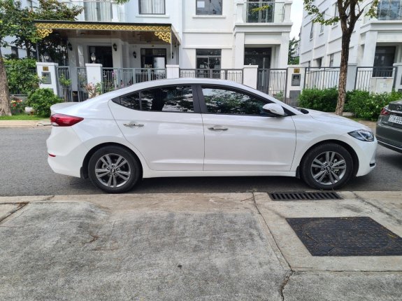 Cần bán Hyundai Elantra 1.6AT năm 2016, màu trắng xe gia đình