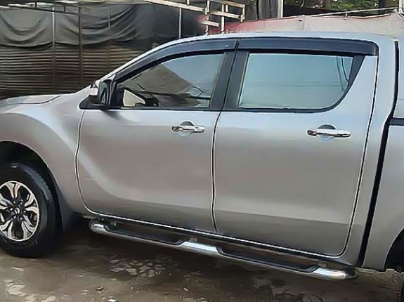 Bán Mazda BT-50 2.2AT năm 2017, màu bạc, nhập khẩu