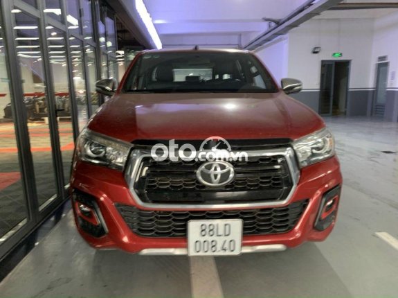 Cần bán Toyota Hilux 4x4AT năm 2018, màu đỏ, xe nhập còn mới