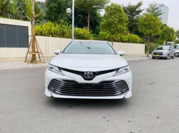 Bán xe Toyota Camry 2.5Q năm sản xuất 2019, màu trắng
