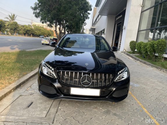 Bán Mercedes-Benz C200 Exclusive cũ 2018, đen nội thất kem siêu đẹp