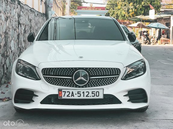 Siêu hot | Mercedes C300 AMG sản xuất 2021 - Màu trắng/Nội thất nâu - Xe mới 99%