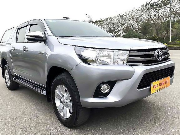 Bán Toyota Hilux 2.4E 4x4MT sản xuất năm 2017, màu bạc, nhập khẩu