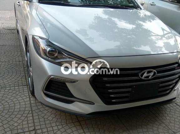 Cần bán Hyundai Elantra Sport 1.6 năm sản xuất 2018, màu bạc, xe nhập