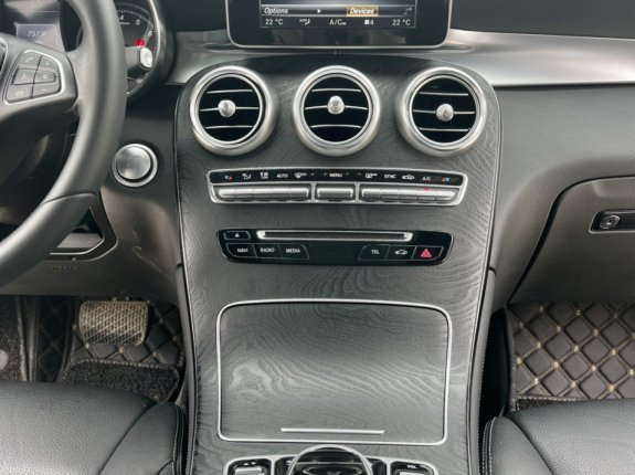 Mercedes-Benz GLC 300 4Matic 2017 - Màu nâu cafe, xe một chủ từ đầu, nói không với xe đâm đụng ngập nước