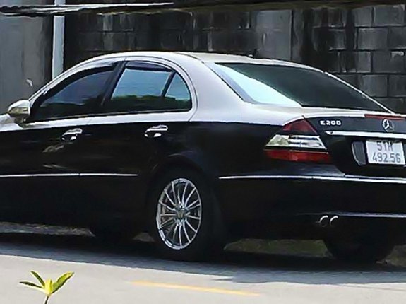 Bán Mercedes E200 năm sản xuất 2007, màu đen, xe nhập giá cạnh tranh