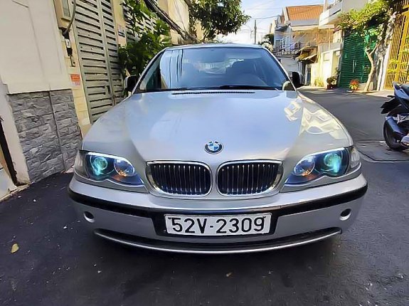 Cần bán xe BMW 318i năm 2002, màu bạc, xe nhập số sàn