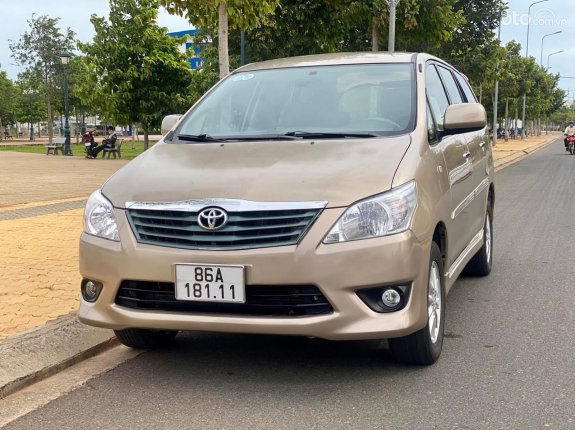 Bán ô tô Toyota Innova E sản xuất 2013, màu vàng số sàn