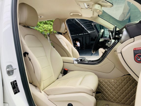 Mercedes-Benz GLC 200 4Matic 2018 - Xe sang, gia đình sử dụng như mới, 60000 km