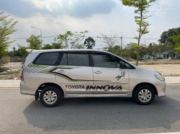 Bán ô tô Toyota Innova 2.0E năm sản xuất 2013, màu bạc còn mới