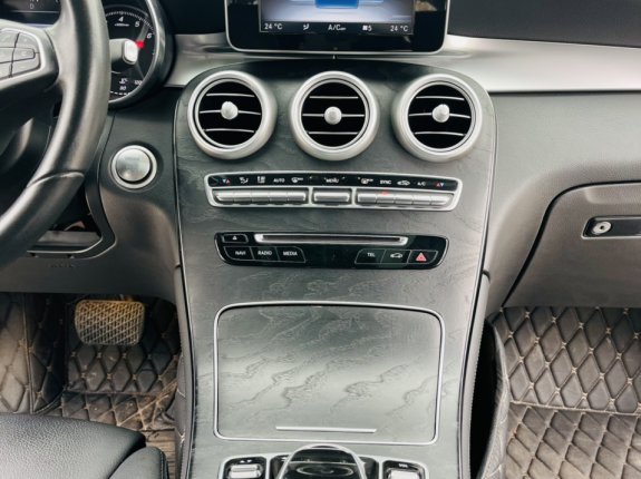 Mercedes-Benz GLC 300 4Matic 2017 - Một chủ từ đầu - Thủ tục pháp lý đầy đủ rõ ràng