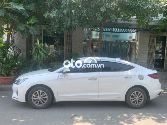 Cần bán lại xe Hyundai Elantra 1.6MT sản xuất năm 2019, màu trắng