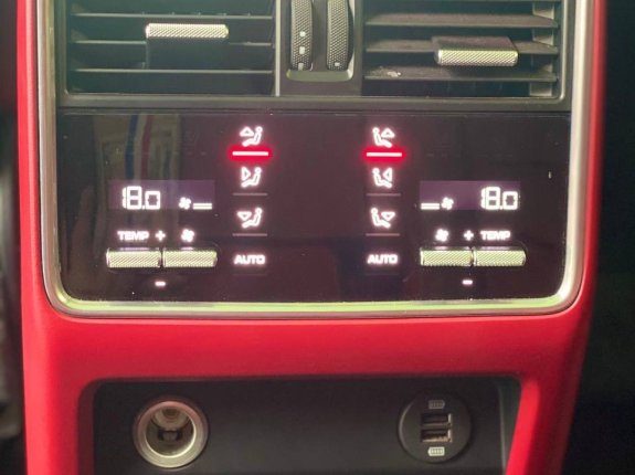 Porsche Cayenne S 2019 - Màu đen, nội thất 2 màu Bordeaux Red, một chủ từ mới, biển thành phố