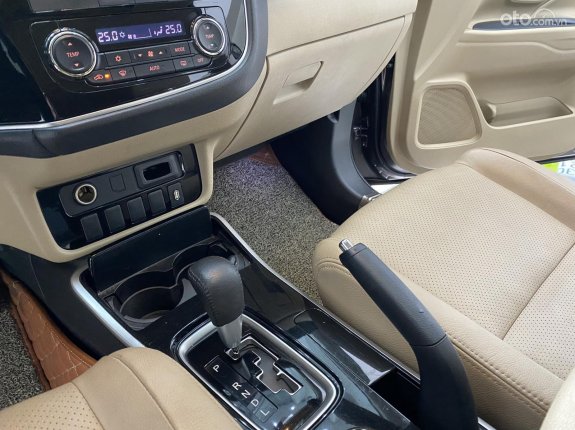 Mitsubishi Outlander 2017 - Xe màu nâu