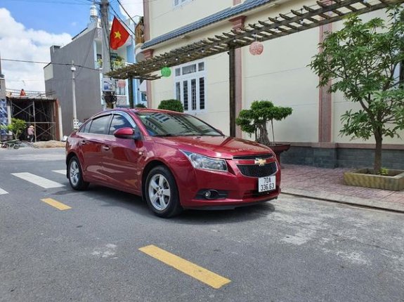 Cần bán xe Chevrolet Cruze LT năm 2013, màu đỏ số sàn