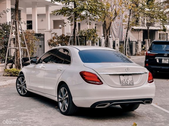 Mercedes-Benz C250 Exclusive 2017 - Xe cực đẹp và ngon, trả góp từ 250tr nhận xe luôn, xe có bảo hành và bao check hãng thoải mái