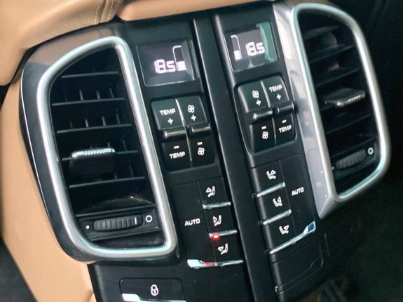 Porsche Cayenne S 2015 - Màu trắng/ nội thất 2 màu, biển thành phố - Tên tư nhân