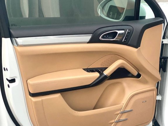 Porsche Cayenne S 2015 - Màu trắng/ nội thất 2 màu, biển thành phố - Tên tư nhân
