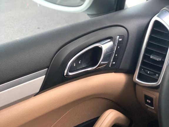 Porsche Cayenne S 2015 - Màu trắng/ nội thất 2 màu, biển thành phố - Tên tư nhân