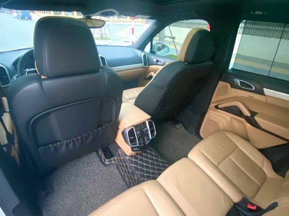 Porsche Cayenne S 2015 - Màu trắng/ nội thất 2 màu, biển thành phố - Tên tư nhân