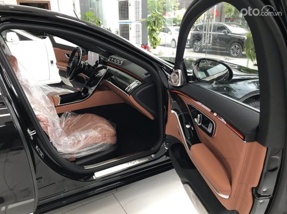 Mercedes-Benz Maybach S580 4Matic 2022 - Xe màu đen, nội thất nâu da bò, cam kết có xe luôn