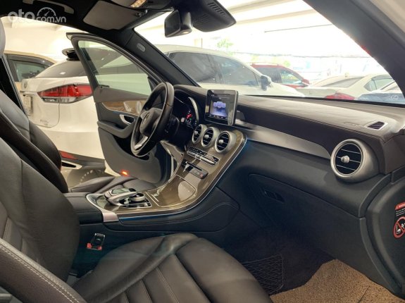 Mercedes-Benz GLC 250 4Matic 2018 - Cần bán xe biển thành phố, xe siêu đẹp, có trả góp