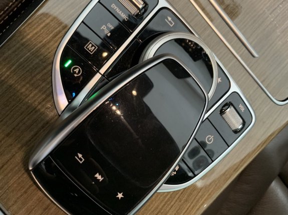 Mercedes-Benz GLC 250 4Matic 2018 - Cần bán xe biển thành phố, xe siêu đẹp, có trả góp