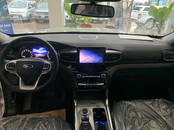 Ford Explorer Limited 2022 - Xe màu trắng sang trọng