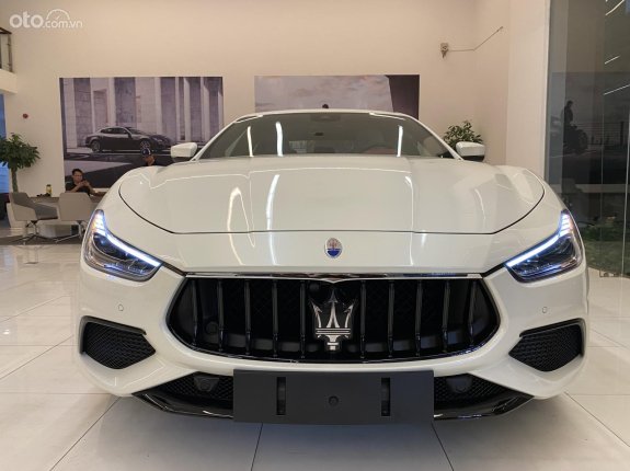 Nhập khẩu chính hãng 1 chiếc duy nhất tại showroom, màu trắng ngọc trai, nội thất đỏ cực đẹp
