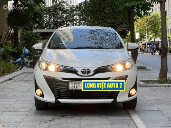 Xe màu trắng