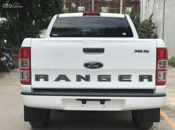Ford Ranger 2022 - Trắng, giao ngay, đặt ngay giá tốt nhất thị trường, tặng gói phụ kiện, trả trước cần 180 triệu nhận xe. Lh hotline