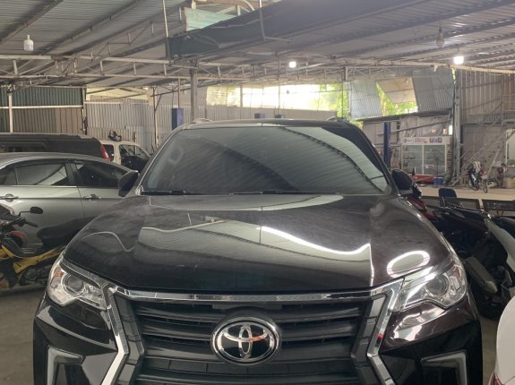 Toyota Fortuner 2.7 V 4X2 AT 2019 - Số tự động, máy dầu