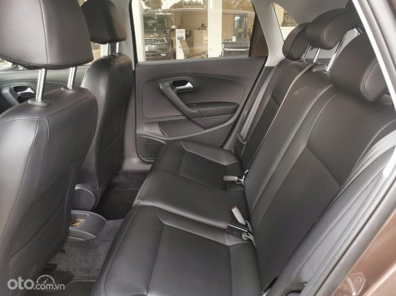 Volkswagen Polo 1.6 Hatchback 2022 - {Mua xe này tiết kiệm] công ty thanh lý xe màu nâu like new- Còn BH chính hãng hơn 2 năm