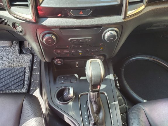 Ford Everest Titanium 2.0 AT 4x2 2019 - Xe màu trắng còn rất mới và đẹp