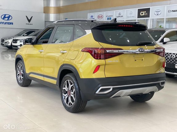 Kia Seltos 1.4 Premium 2021 - Xe màu vàng bắt mắt