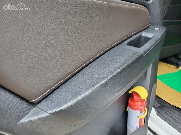 Chevrolet Trailblazer Phiên bản khác 2018 - Giá bán 809tr, màu trắng