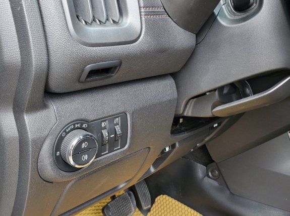 Chevrolet Trailblazer Phiên bản khác 2018 - Giá bán 809tr, màu trắng