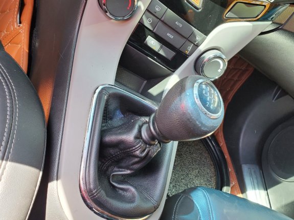 Chevrolet Cruze Phiên bản khác 2017 - Xe còn rất mới và đẹp, màu đỏ bắt mắt