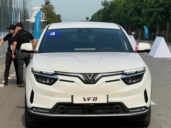 Giảm trực tiếp 200 triệu trừ vào giá xe - áp dụng voucher Vinhomes - Ưu đãi 100% lệ phí trước bạ, tiết kiệm được hơn 123.5 triệu đồng