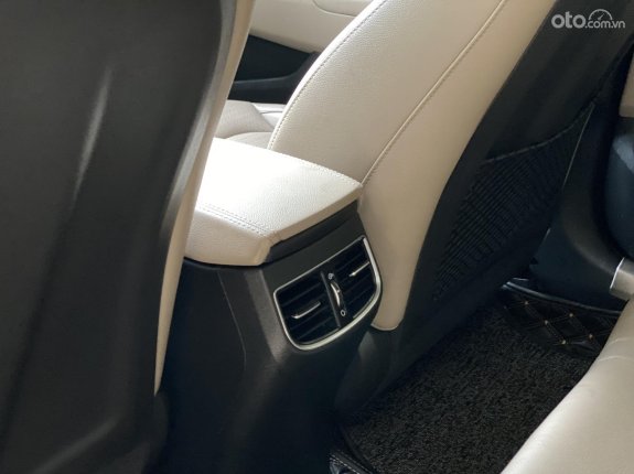 Hyundai Elantra 1.6 AT Đặc biệt 2018 - Màu trắng, biển Hà Nội