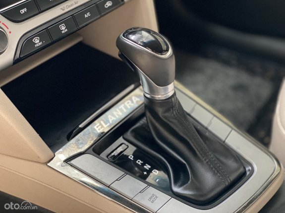 Hyundai Elantra 1.6 AT Đặc biệt 2018 - Màu trắng, biển Hà Nội