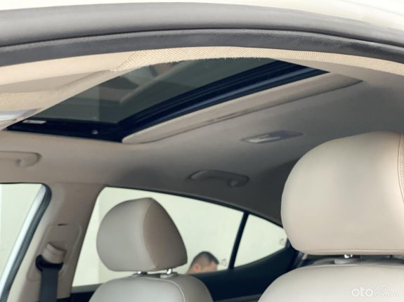 Hyundai Elantra 1.6 AT Đặc biệt 2018 - Màu trắng, biển Hà Nội