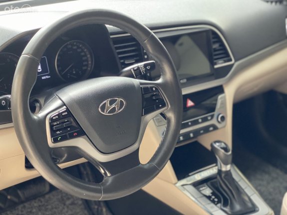Hyundai Elantra 1.6 AT Đặc biệt 2018 - Màu trắng, biển Hà Nội