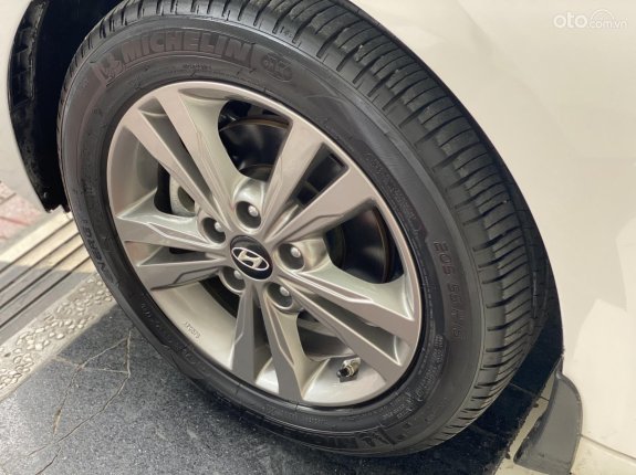 Hyundai Elantra 1.6 AT Đặc biệt 2018 - Màu trắng, biển Hà Nội