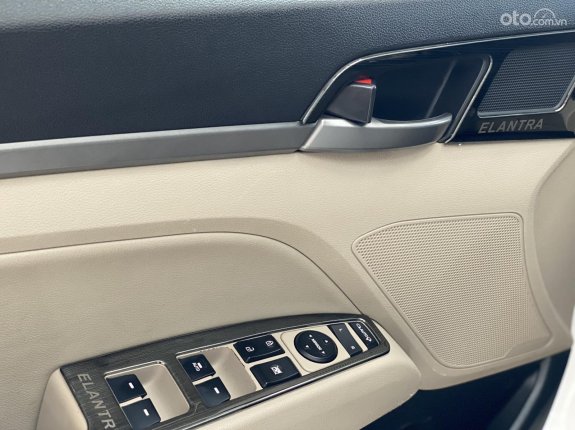 Hyundai Elantra 1.6 AT Đặc biệt 2018 - Màu trắng, biển Hà Nội
