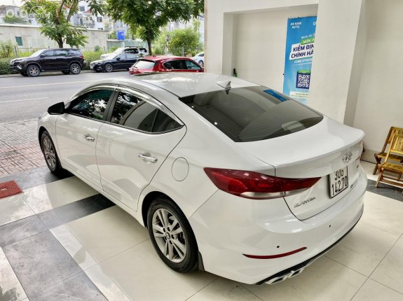 Hyundai Elantra 1.6 AT Đặc biệt 2018 - Màu trắng, biển Hà Nội