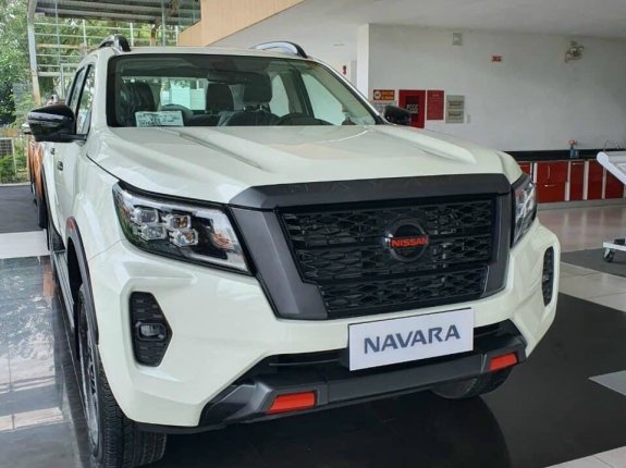 Nissan Navara PRO4X 2022 - Màu trắng, sẵn xe giao ngay, tặng thẻ chăm sóc xe miễn phí 1 năm, giá chỉ từ 945tr