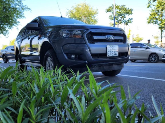 Ford Ranger XLS 2.2 4x2 AT 2017 - Màu xám, 579 triệu