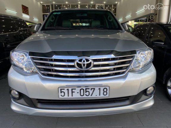 Toyota Fortuner 2.7 V 4X2 AT 2014 - Xe màu bạc còn rất mới