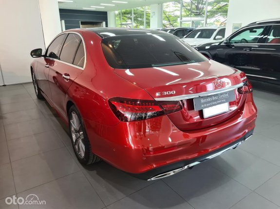 Mercedes-Benz E300 AMG V1 2022 - Màu đỏ, siêu lướt chính hãng